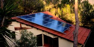 casa con placas solares